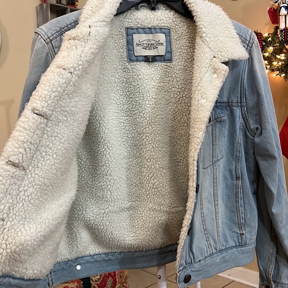 Ashley Vintage Charm denim jacket. Faux fur lining on the inside, Size S - Picture 4 of 5